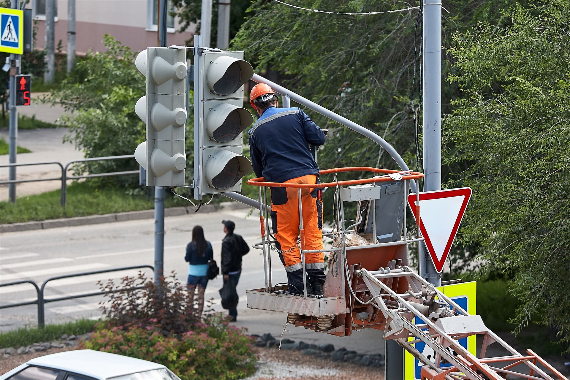信号の通電工事を行うスタッフ